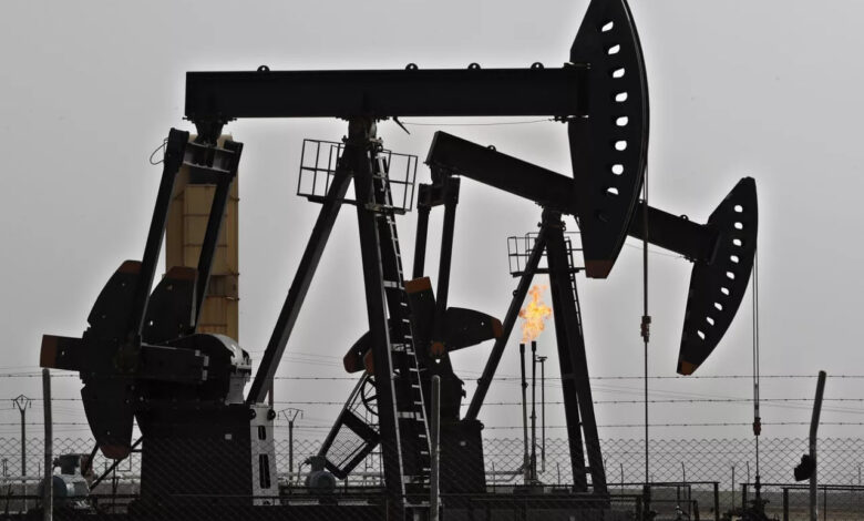 الشركة السورية للبترول تعلن بدء استخراج النفط من الحقول التي أعيدت السيطرة عليها شرقي البلاد