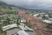 إندونيسيا تستأنف البحث عن 80 مفقوداً بعد انهيار أرضي أودى بحياة 10 أشخاص بجاوة الغربية