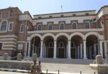 خبيران: أزمة مصرف ليبيا المركزي تعكس تعقيدات سياسية واقتصادية مع تراجع الإيرادات وارتفاع الضغوط على العملة