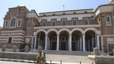 خبيران: أزمة مصرف ليبيا المركزي تعكس تعقيدات سياسية واقتصادية مع تراجع الإيرادات وارتفاع الضغوط على العملة