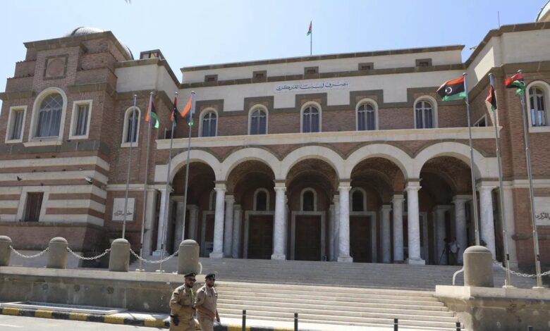 خبيران: أزمة مصرف ليبيا المركزي تعكس تعقيدات سياسية واقتصادية مع تراجع الإيرادات وارتفاع الضغوط على العملة 1 خبيران: أزمة مصرف ليبيا المركزي تعكس تعقيدات سياسية واقتصادية مع تراجع الإيرادات وارتفاع الضغوط على العملة