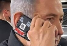 بالصور.. نتنياهو يغطي كاميرا هاتفه بشريط لاصق تثير جدلاً أمنياً في إسرائيل