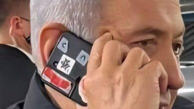 بالصور.. نتنياهو يغطي كاميرا هاتفه بشريط لاصق تثير جدلاً أمنياً في إسرائيل