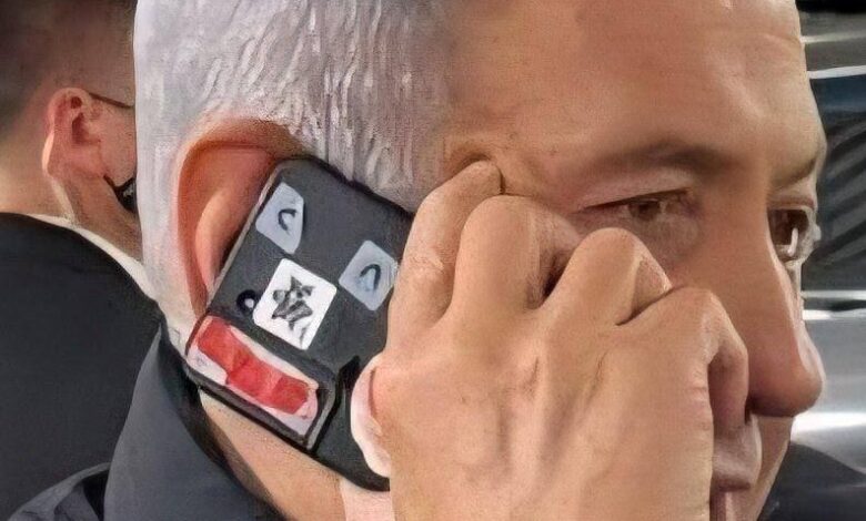 بالصور.. نتنياهو يغطي كاميرا هاتفه بشريط لاصق تثير جدلاً أمنياً في إسرائيل