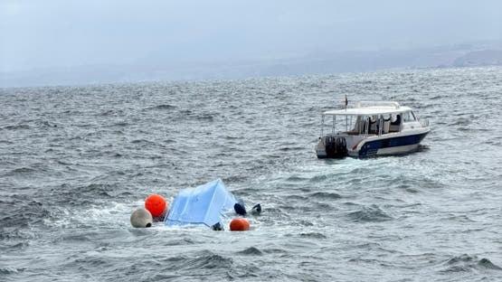 الشرطة العُمانية: وفـ.ـاة 3 سياح عقب انقلاب قارب