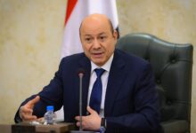 رئيس مجلس القيادة الرئاسي اليمني يتابع عملية استعادة المعسكرات في حضرموت