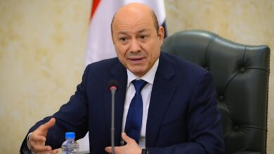 رئيس مجلس القيادة الرئاسي اليمني يتابع عملية استعادة المعسكرات في حضرموت