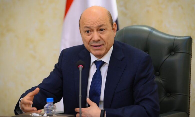 رئيس مجلس القيادة الرئاسي اليمني يتابع عملية استعادة المعسكرات في حضرموت