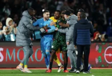 الكاف تفرض عقوبات على لاعبي الجزائر واتحادها بعد أحداث لقاء نيجيريا