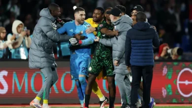 الكاف تفرض عقوبات على لاعبي الجزائر واتحادها بعد أحداث لقاء نيجيريا