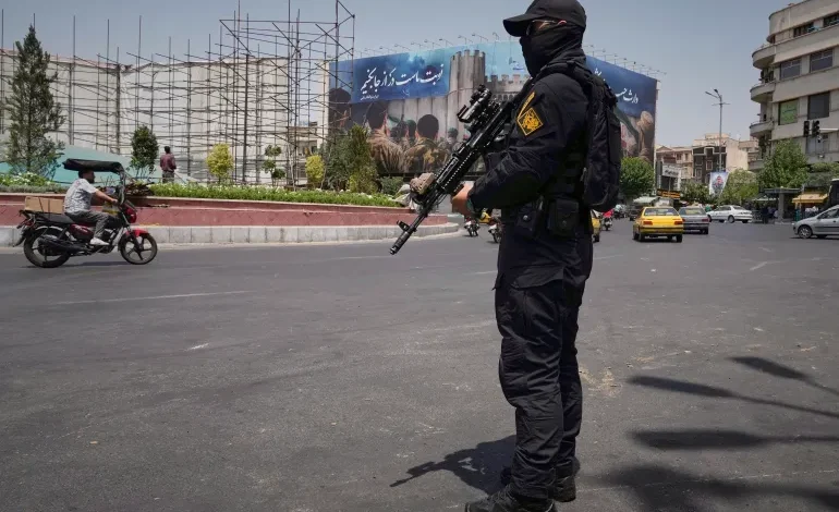 إيران: الحرس الثوري يعلن اعتقال مسلحين وسط تصاعد الاحتجاجات وتحذيرات أممية