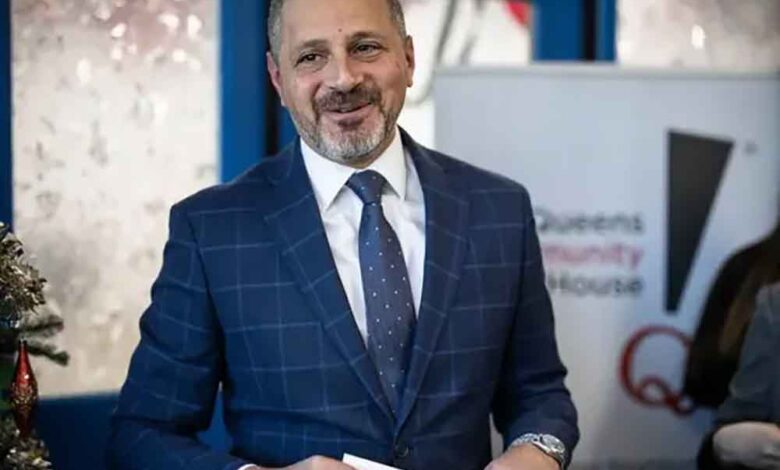 مصري يتولى خزائن أغنى مدينة في العالم