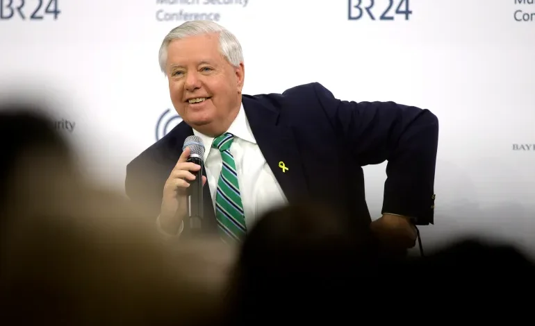 السنياتور الامريكي الجمهوري ليندسي يلوّح بعملية عسكرية ضد كوبا على غرار فنزويلا