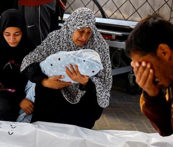 وفاة رضيع فلسطيني بسبب البرد القارس في دير البلح وسط قطاع غزة 1 وفاة رضيع فلسطيني بسبب البرد القارس في دير البلح وسط قطاع غزة