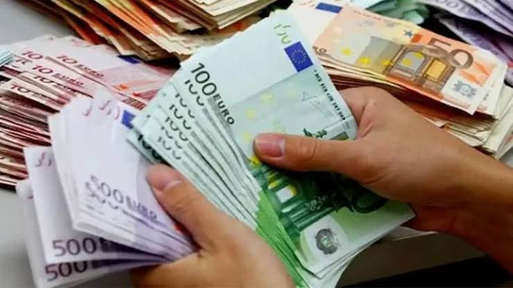 تحويلات التونسيين بالخارج تبلغ 3 مليارات دولار بزيادة 6%