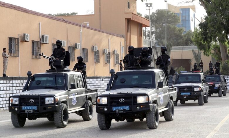 ليبيا: تحرير 76 مهاجراً وتفكيك شبكة تهـ. ـريب في أمساعد