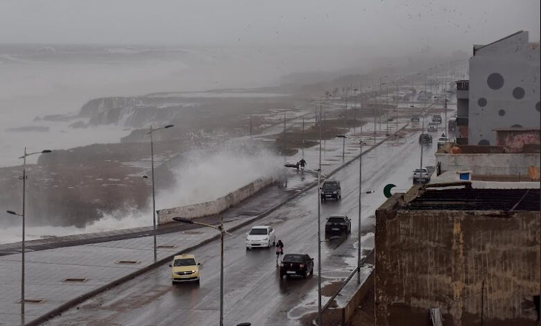 حالة طوارئ في تونس وليبيا والمغرب بسبب العواصف العنيفة.. والجزائر تعطل الدراسة وتعلق الرحلات الجوية