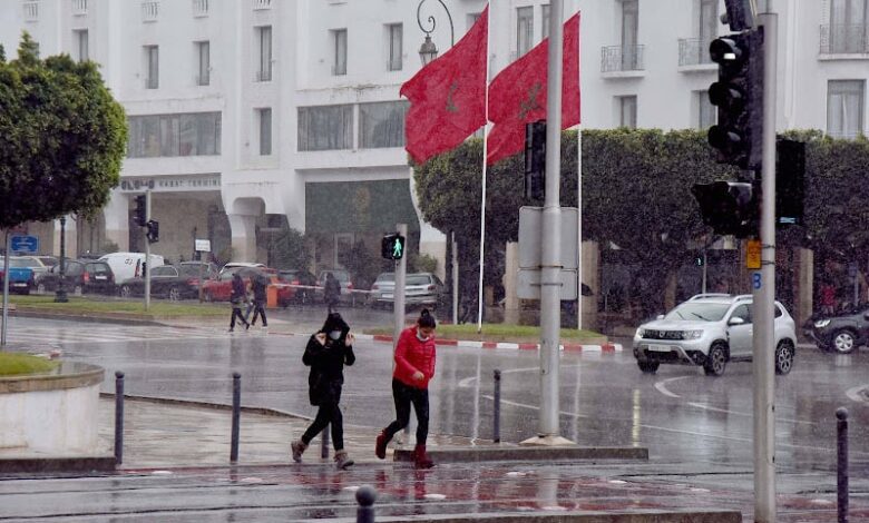 المغرب يعلن حالة يقظة حمراء بسبب أمطار غزيرة وتساقط ثلوج