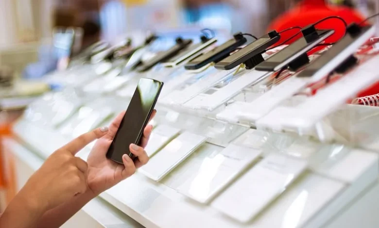 الجمارك المصرية تحدد حالة الإعفاء الكامل من رسوم الهواتف للمسافرين