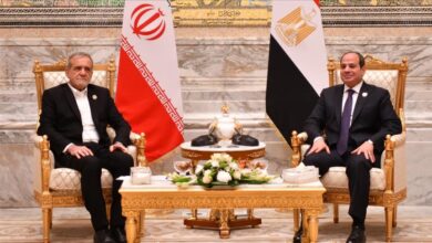 السيسي وبزشكيان يبحثان الملف النووي الإيراني ويؤكدان أولوية الحلول الدبلوماسية