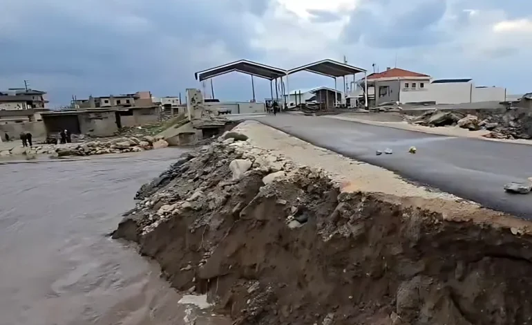 تعليق مؤقت لحركة العبور في منفذ العريضة الحدودي بين سوريا ولبنان بسبب السيول 1 تعليق مؤقت لحركة العبور في منفذ العريضة الحدودي بين سوريا ولبنان بسبب السيول