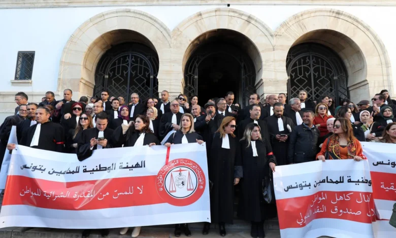احتجاجات المحامين في تونس دفاعا عن سيادة القانون