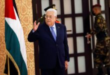 ويهدف قرار نشر المسودة عبر المنصة الإلكترونية المخصصة للجنة الوطنية لصياغة الدستور وفي وسائل النشر التي تقررها اللجنة، إلى توسيع نطاق المشاركة المجتمعية في صياغة الوثيقة الدستورية من خلال دعوة المواطنين ومؤسسات المجتمع المدني والقوى السياسية والخبراء والأكاديميين إلى تقديم ملاحظاتهم ومقترحاتهم على المسودة خلال فترة تمتد إلى 60 يوما من تاريخ نشر القرار. وبحسب القرار، ستتولى لجنة التنسيق والصياغة المنبثقة عن لجنة إعداد الدستور المؤقت استلام الملاحظات وتنظيمها ودراستها. وعقب ذلك سيتم تصنيف الملاحظات في خانة "جوهرية" والتي تتعلق بالمبادئ الدستورية، وأخرى "فنية" مرتبطة بالصياغة والتنظيم، تمهيدا لإدخال التعديلات اللازمة بما يحقق المصلحة العامة والتوافق الوطني. كما ستعد اللجنة تقريرا مفصلا بنتائج دراسة الملاحظات والتوصيات، ليُرفع إلى الرئيس لمناقشته واعتماده قبل إعداد النسخة النهائية من مشروع الدستور. وأكد القرار أن الجهات المختصة ستتولى تنفيذ أحكامه على أن يعمل به من تاريخ صدوره وينشر في الجريدة الرسمية. وتسلم الرئيس الفلسطيني في الـ5 من فبراير 2026 مسودة الدستور المؤقت لدولة فلسطين، وذلك خلال استقباله لجنة صياغة الدستور الفلسطيني المؤقت برئاسة المستشار محمد الحاج قاسم. وأشاد الرئيس الفلسطيني بالجهود التي بذلها أعضاء اللجنة لصياغة الدستور المؤقت للدولة لتمهيد الانتقال من مرحلة السلطة إلى مرحلة الدولة التي اعترف بها أكثر من 160 دولة حتى الآن. وقال الرئيس الفلسطيني: "هذا العام هو عام الديمقراطية، إذ تم تحديد موعد عقد انتخابات المجلس الوطني الفلسطيني في الوطن والخارج، بالإضافة إلى تحديد موعد عقد المؤتمر الثامن لحركة فتح، وعقد الانتخابات المحلية في شهر أبريل المقبل". وأكد أن نصوص المواد الدستورية، خاصة المتعلقة بالحقوق والحريات، تحمي المواطن الفلسطيني. يذكر أن اللجنة الوطنية لصياغة الدستور التي شكّلت بموجب مرسوم رئاسي، كانت بدأت عملها فور تكليفها من الرئيس، لإنجاز أعمالها التي استغرقت نحو 7 أشهر متواصلة وشهدت حوالي 70 اجتماعا تم خلالها التواصل مع مختلف مؤسسات المجتمع المدني والجهات المعنية. وأوضحت اللجنة أن مسودة الدستور حافظت على التعددية السياسية والفصل بين السلطات، إضافة إلى تمكين البرلمان من ممارسة صلاحياته الرقابية والتشريعية.