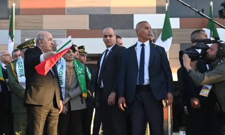 الرئيس الجزائري يعطي إشارة انطلاق أول شحنات خام الحديد من منجم غارا جبيلات نحو وهران 1 الرئيس الجزائري يعطي إشارة انطلاق أول شحنات خام الحديد من منجم غارا جبيلات نحو وهران