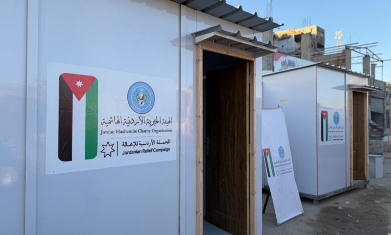 الأردن يباشر تصنيع وتوزيع المنازل المتنقلة داخل غزة لدعم الأسر المتضررة