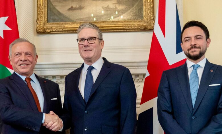 العاهل الأردني عبد الله الثاني يلتقي كير ستارمر في لندن لبحث الشراكة والتطورات الإقليمية