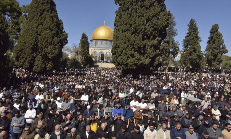 رغم القيود الاسرائيلية... 80 ألف مصل يؤدون أول جمعة من رمضان في المسجد الأقصى 1 رغم القيود الاسرائيلية... 80 ألف مصل يؤدون أول جمعة من رمضان في المسجد الأقصى