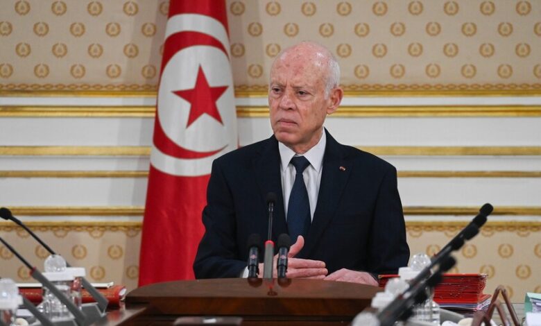 قيس سعيّد يتهم "فلول المنظومة القديمة" بمحاولة تعطيل مؤسسات الدولة