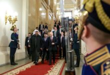 الإمارات | محمد بن زايد يظهر في موسكو مرتدياً سترة أهداه إياها بوتين عام 2022