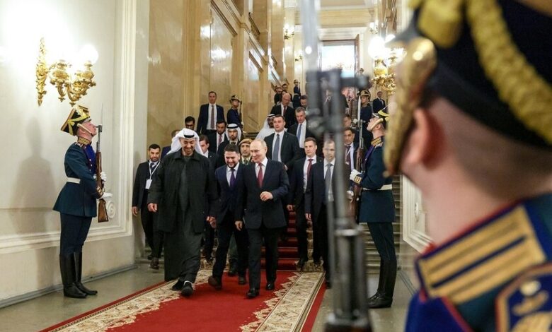 الإمارات | محمد بن زايد يظهر في موسكو مرتدياً سترة أهداه إياها بوتين عام 2022