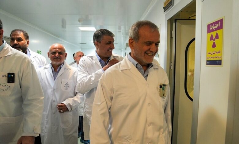 إيران تنفي نية نقل اليورانيوم المخصب وتستعد لمحادثات أمريكية إيرانية