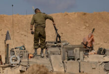 إصابة ضابط إسرائيلي بجروح خطيرة قرب شمال غزة