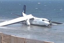 بعد إقلاعها بـ 15 دقيقة.. سقوط طائرة صومالية على الشاطئ ونجاة 55 شخصا بأعجوبة