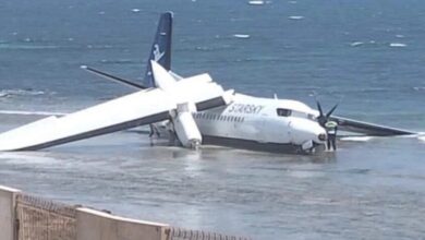 بعد إقلاعها بـ 15 دقيقة.. سقوط طائرة صومالية على الشاطئ ونجاة 55 شخصا بأعجوبة