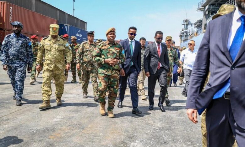 القرن الإفريقي: الصومال يستعرض قوات مصرية ويستقبل وحدات بحرية وجوية تركية