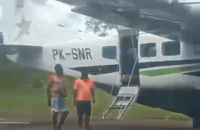 إندونيسيا: مقـ. ـتل طياري طائرة «سمارت إير» في هجوم مسلح بمطار بابوا الجنوبية