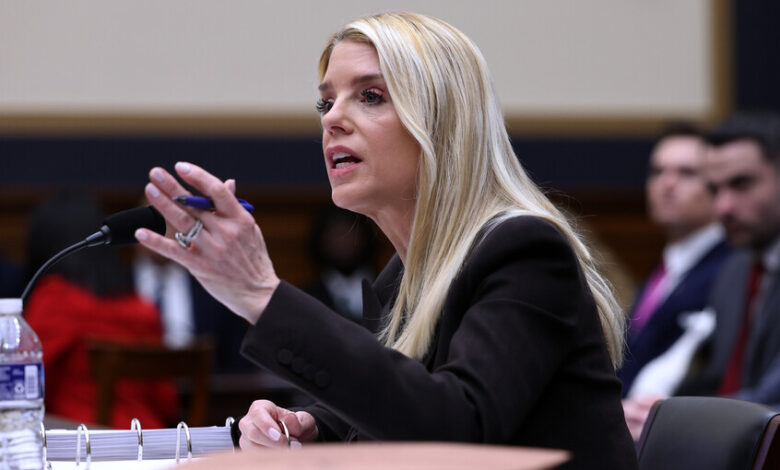 الولايات المتحدة تعلن استعدادها للكشف عن أسماء محتملة في قضية جيفري إبستين