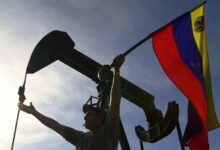 الولايات المتحدة تحقق مبيعات نفطية فنزويلية وتستعرض نفوذها في كاراكاس