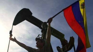 الولايات المتحدة تحقق مبيعات نفطية فنزويلية وتستعرض نفوذها في كاراكاس