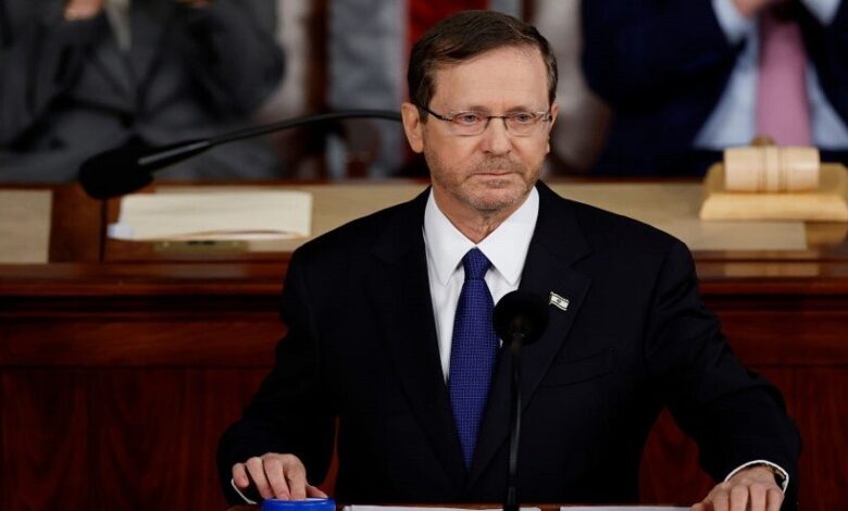 هرتصوغ يدرس اقتراح ترامب بالعفو عن نتنياهو دون حسم القرار