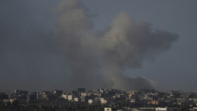 الدفاع المدني في غزة يكافح حريق عمارة البرقوني لليوم الثاني وسط نقص الإمكانات