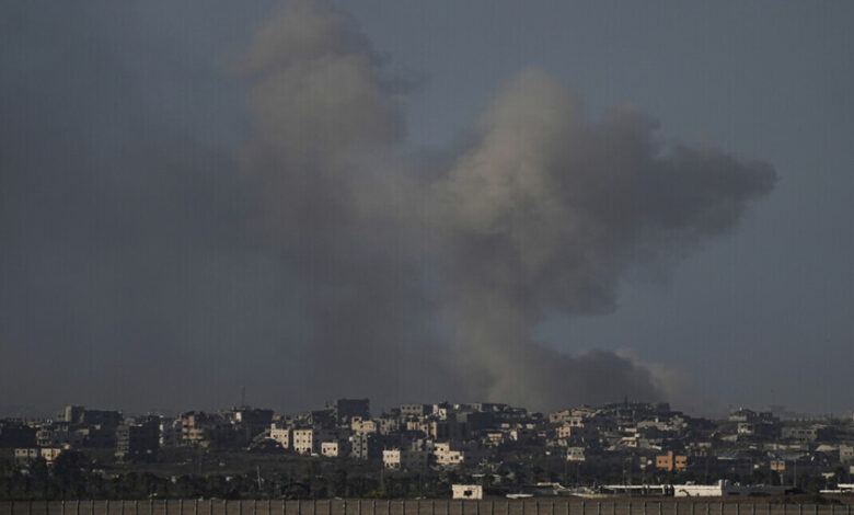 الدفاع المدني في غزة يكافح حريق عمارة البرقوني لليوم الثاني وسط نقص الإمكانات 1 الدفاع المدني في غزة يكافح حريق عمارة البرقوني لليوم الثاني وسط نقص الإمكانات