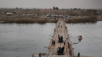 وزارة الدفاع السورية تدشّن جسراً مؤقتاً فوق الفرات في دير الزور لتسهيل تنقّل السكان