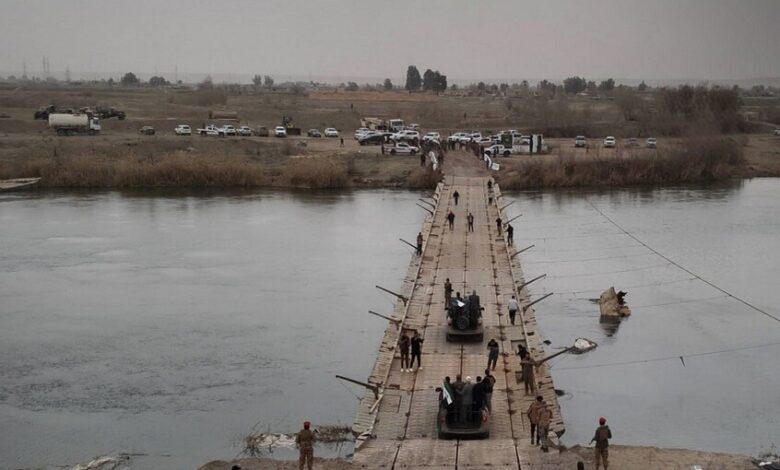 وزارة الدفاع السورية تدشّن جسراً مؤقتاً فوق الفرات في دير الزور لتسهيل تنقّل السكان 1 وزارة الدفاع السورية تدشّن جسراً مؤقتاً فوق الفرات في دير الزور لتسهيل تنقّل السكان