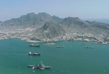 السلطات البريطانية تعلن عن تبادل إطلاق نار بين سفينة وزورق صغير جنوب غربي ميناء عدن باليمن