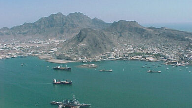 السلطات البريطانية تعلن عن تبادل إطلاق نار بين سفينة وزورق صغير جنوب غربي ميناء عدن باليمن